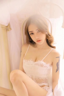 粉嫩的舌头美女
