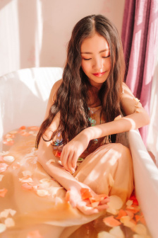 往下面塞草莓